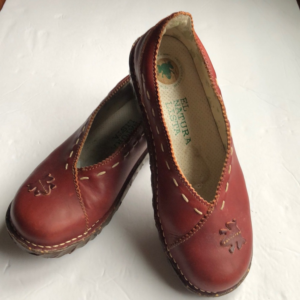 Unique reddish maroon leather shoes, with frog design on toe. Size 38